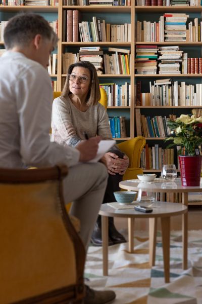 Le Chat calligraphe note le récit biographique d'une femme